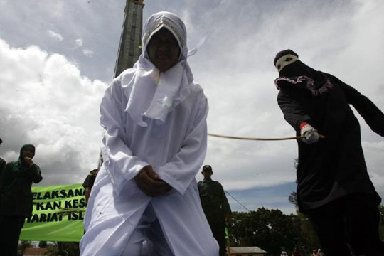 Indonesia: Quan hệ đồng tính sẽ bị phạt 100 roi