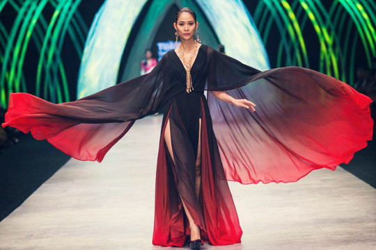 Người mẫu Hà Chiêu ‘đắt show’ sau Tuần lễ thời trang