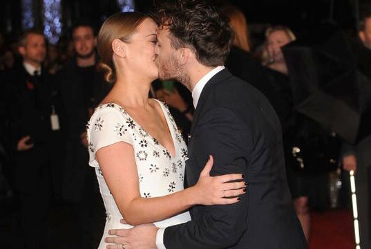 Sam Claflin hôn vợ bầu say đắm trên thảm đỏ ra mắt 'The Hunger Games'