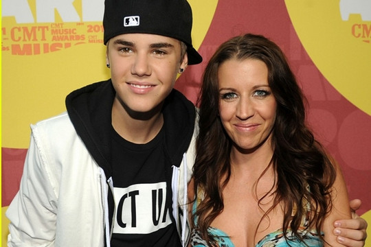 Justin Bieber có mối quan hệ ‘như không tồn tại’ với mẹ