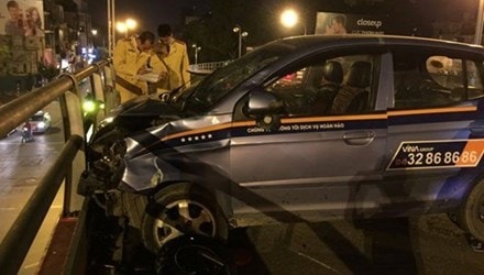 Lái xe taxi đã uống rượu trước khi đâm liên hoàn trên cầu vượt 