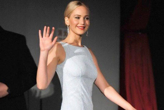 Jennifer Lawrence đẹp 'tan chảy' trong bộ váy của Dior