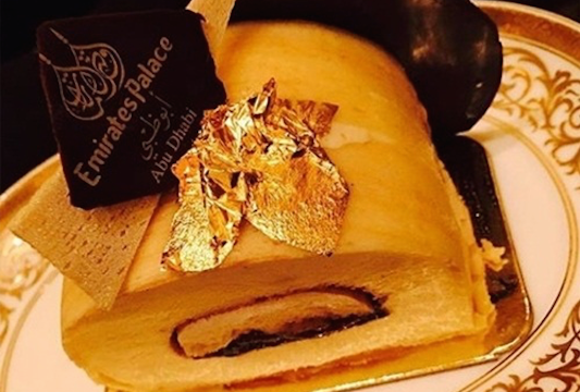 Hồ Ngọc Hà khoe cuộc sống vương giả với bánh dát vàng và ở khách sạn 7 sao
