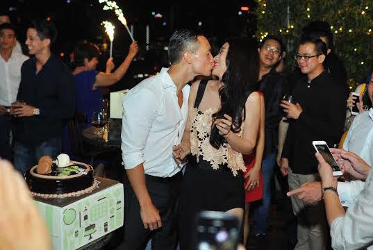 Kim Lý hôn Trương Ngọc Ánh say đắm trong tiệc sinh nhật