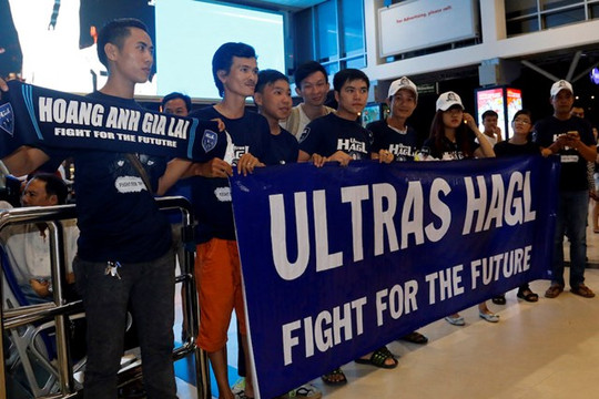 Nhóm Ultras chờ đón U.21 HAGL tại Tân Sơn Nhất