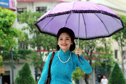 Miu Lê gây cười với gu thời trang 'bà già'