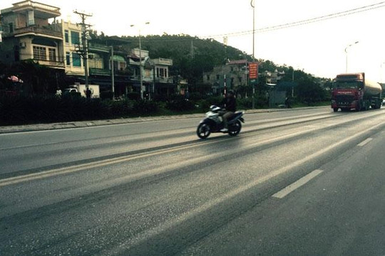 Ảnh: Quốc lộ 18 đoạn BOT Uông Bí - Hạ Long xuống cấp trầm trọng