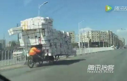 Thót tim với clip xe tự chế chở hàng quá khổ tại Trung Quốc