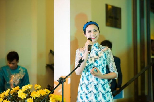 Hoa hậu Ngọc Hân lần đầu tiên trình làng BST áo dài tự thiết kế