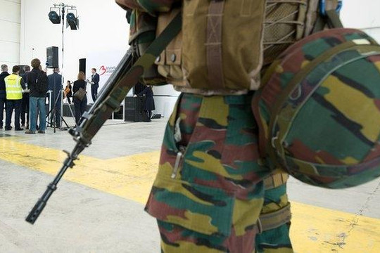 Sân bay Brussels mở cửa trở lại trong vòng vây an ninh