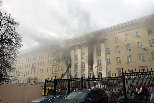 Cháy lớn tại trụ sở Bộ Quốc phòng Nga