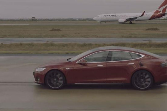 Clip xe điện Tesla đua tốc độ với máy bay Boeing