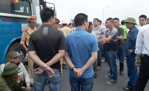 Xe khách 'biểu tình' trên cao tốc Hà Nội – Hải Phòng phản đối tăng cước phí