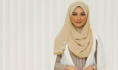 Nữ diễn viên Malaysia tố công ty Việt 'đạo mẫu' khăn trùm đầu