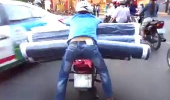 5 clip hot nhất ngày: Người vận chuyển Việt Nam gây sốc toàn thế giới