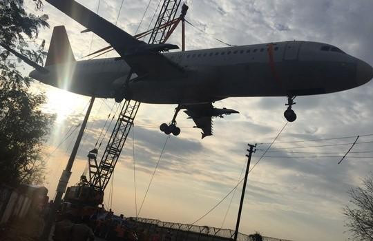 Ấn Độ: Cần cẩu sập làm rơi máy bay Airbus