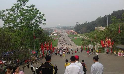 Hàng nghìn du khách đổ về dâng hương nhân lễ hội đền Hùng 2016