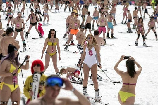 Hơn 1.000 người mặc bikini trượt tuyết giữa trời giá lạnh