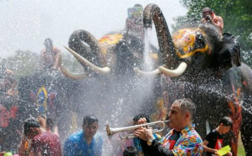 Thái Lan tổ chức lễ hội té nước lớn nhất thế giới bất chấp hạn hán