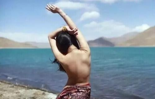Trung Quốc tranh cãi vì du khách chụp ảnh nude bên hồ thiêng Tây Tạng