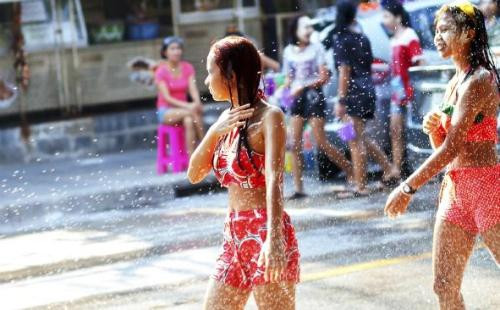 Quấy rối tình dục tràn lan tại lễ hội té nước Thái Lan