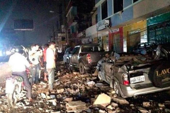 Clip động đất mạnh ở Ecuador làm cầu sập, nhà cửa rung chuyển