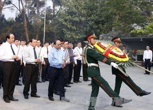 Thủ tướng Nguyễn Xuân Phúc dâng hương hoa viếng liệt sĩ tại Quảng Trị