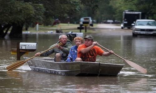 Houston chìm trong biển nước, 6 người thiệt mạng