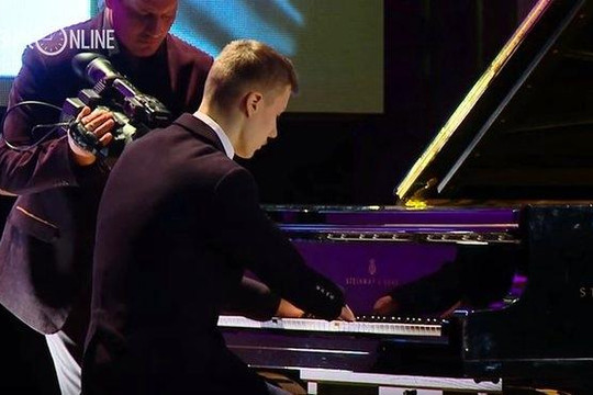 Thiếu niên Nga không có ngón tay trở thành người chơi piano nổi tiếng