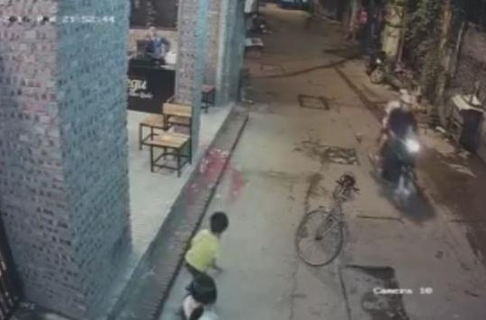 Hai thanh niên đi xe máy ném mắm tôm vào quán ăn ở Hà Nội