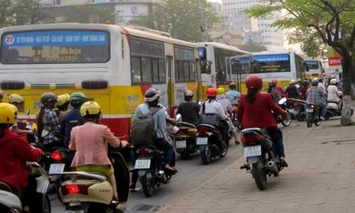 Người dân Hà Nội đang bớt mặn mà với xe buýt 
