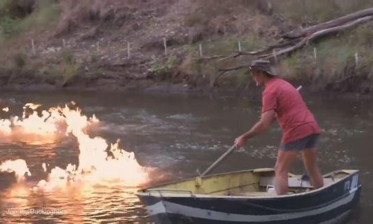Chính trị gia Australia châm lửa đốt dòng sông