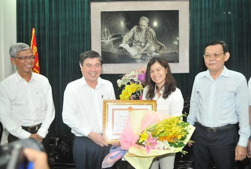 Chủ tịch UBND TP.HCM thưởng nóng phóng viên phản ánh tốt vụ quán Xin Chào