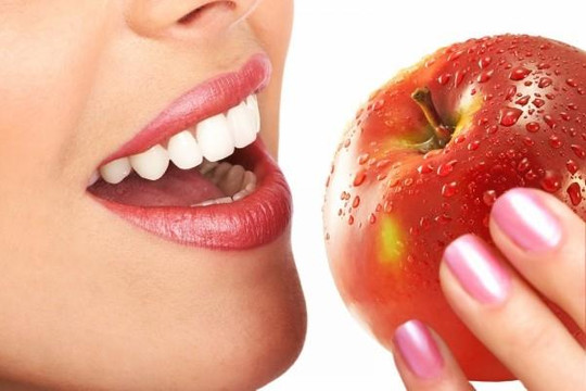 Trắng răng, thơm miệng không cần kem đánh răng với 4 mẹo đơn giản