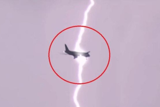 Clip máy bay chở khách bị sét đánh giữa trời