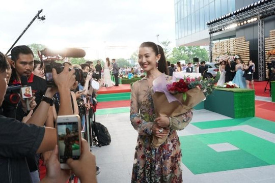 ‘Soi’ bộ trang sức tinh xảo của nữ diễn viên nổi tiếng Singapore tại Star Awards 2016