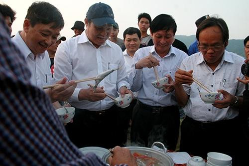 Chủ tịch Đà Nẵng đích thân ăn cá biển tại cảng cùng ngư dân