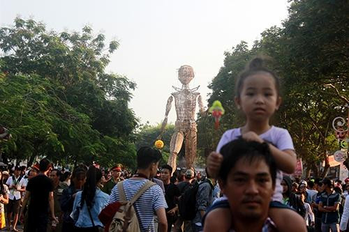 'Người khổng lồ náo loạn' đường phố Huế