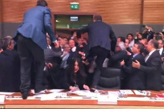 Clip nghị sĩ Thổ Nhĩ Kỳ ẩu đả dữ dội trong cuộc họp