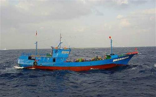 Tàu cá Trung Quốc bị 'tàu lạ' đâm chìm, 17 ngư dân mất tích