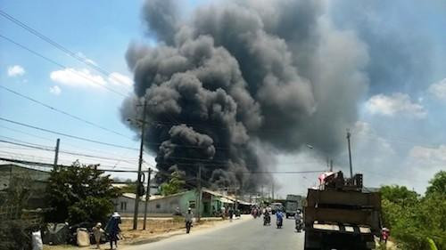 Đang cháy lớn xưởng bao bì, cột khói đen bốc cao hàng trăm mét