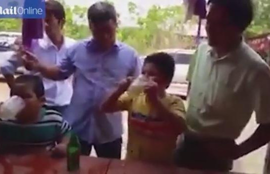 Clip hai đứa trẻ Việt Nam thi uống bia lên trang Daily Mail