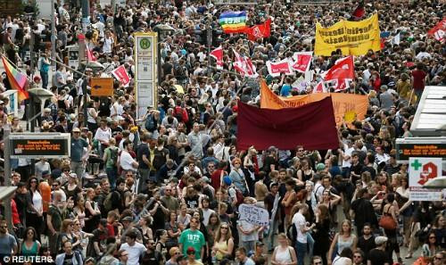 Cực hữu Đức lại xuống đường biểu tình chống bà Merkel