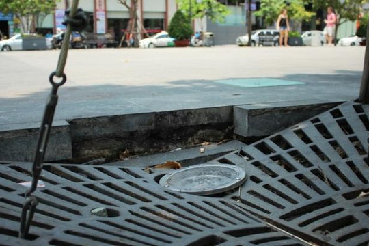 Chùm ảnh: Phố đi bộ Nguyễn Huệ hư hỏng khi chưa nghiệm thu