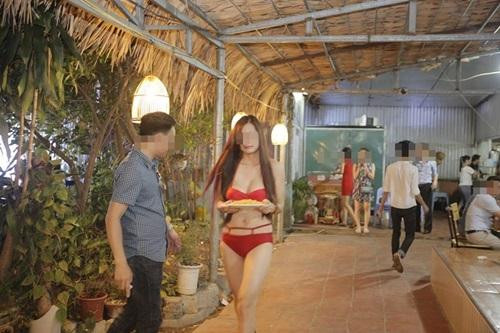 Quán ăn Hà Nội cho nữ nhân viên mặc bikini phục vụ bàn