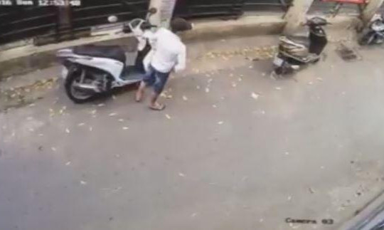 Clip trộm bẻ khóa xe SH trong 4 giây ở Hà Nội