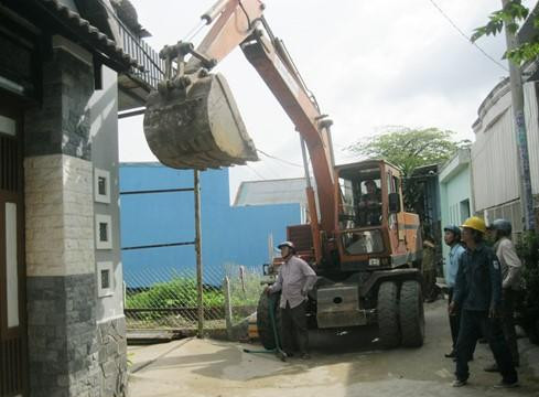 Yêu cầu xử lý Chánh Văn phòng huyện Bình Chánh vụ xây nhà không phép