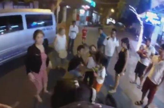 Thanh niên bị đánh vì tông bé gái đột ngột chạy qua đường