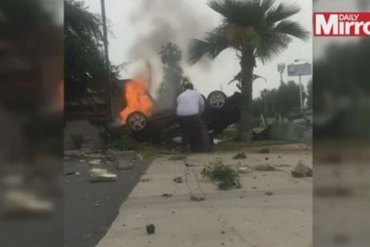 Người đàn ông lao vào xe bốc cháy cứu sống tài xế
