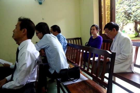 Vợ trẻ đại gia Lê Ân xuất hiện tại tòa, xem chồng và con riêng của chồng tranh tụng